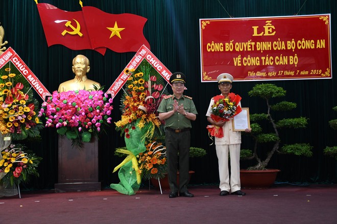 Thượng tướng Nguyễn Văn Thành, Thứ trưởng Bộ Công an trao quyết định bổ nhiệm Giám đốc Công an tỉnh Tiền Giang cho  Đại tá Nguyễn Văn Nhựt.