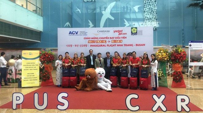 Đại diện Nhà ga Quốc tế Cam Ranh, công ty cổ phần mặt đất Sài Gòn và đại diện Vietjet chụp ảnh cùng đoàn tiếp viên của chuyến bay khai trương.