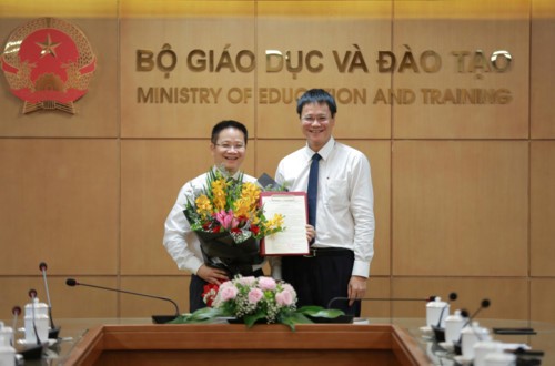 Thứ trưởng Lê Hải An (phải) trao quyết định bổ nhiệm cho ông Nguyễn Việt Hùng.