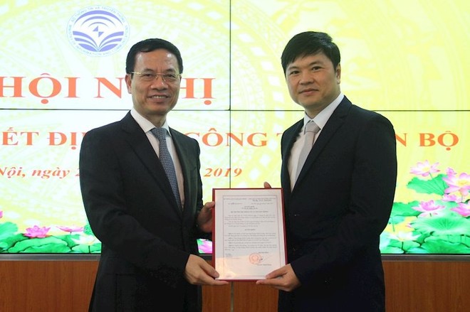 Bộ trưởng Nguyễn Mạnh Hùng trao quyết định và chúc mừng ông Hoàng Minh Cường.
