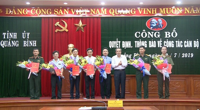 Bí thư Tỉnh ủy Quảng Bình Hoàng Đăng Quang trao quyết định và chúc mừng 8 đồng chí được cấp thẩm quyền chuẩn y, bổ nhiệm.