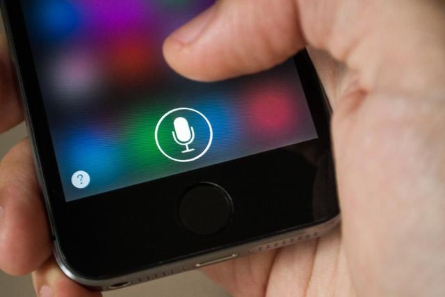 Trợ lý ảo Siri có thể thu âm nhiều cuộc hội thoại của người dùng mà họ không biết và các nội dung được phân tích bởi con người, thay vì bằng máy móc.