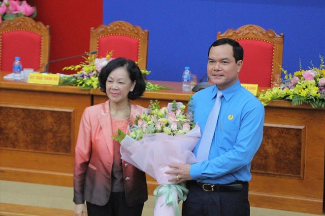Đồng chí Trương Thị Mai chúc mừng đồng chí Nguyễn Đình Khang.