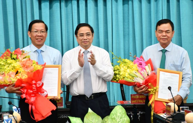 Đồng chí Phạm Minh Chính trao quyết định cho đồng chí Võ Thành Hạo và đồng chí Phan Văn Mãi.