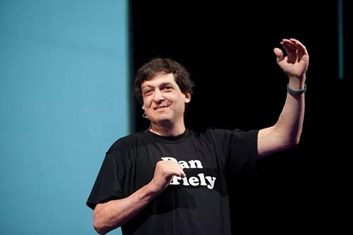 Chuyên gia kinh tế học hành vi Dan Ariely. Ảnh: Mary R.