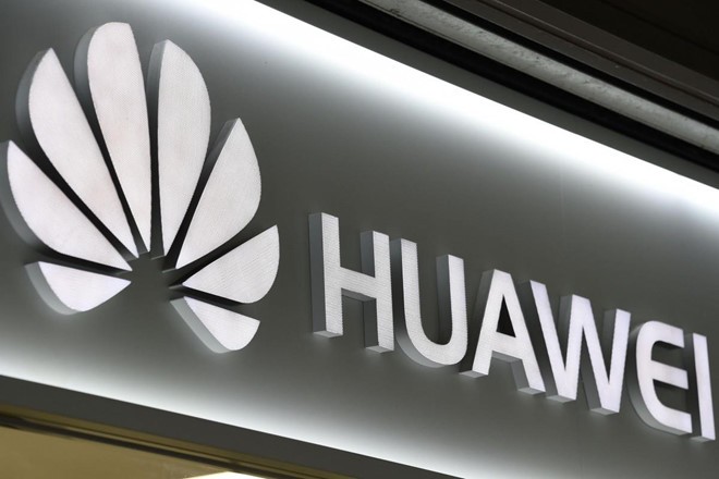 Logo Huawei được trưng bày tại Osaka vào tháng 5. Ảnh: Kyodo.