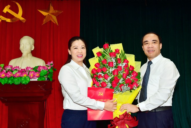 Bí thư Tỉnh ủy Tuyên Quang Chẩu Văn Lâm trao quyết định và chúc mừng đồng chí Lê Thị Kim Dung.