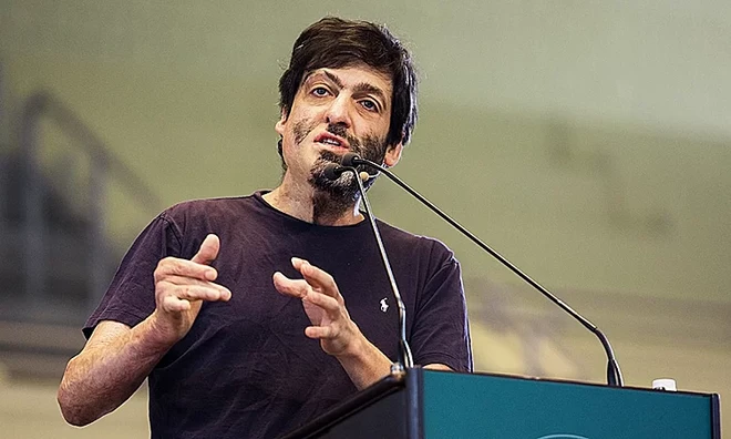 Dan Ariely - giáo sư tâm lý học và kinh tế học hành vi người Mỹ gốc Israel, tác giả của một số sách tâm lý bán chạy trên thế giới, hiện giảng dạy tại Đại học Duke. Ảnh: chqdaily.