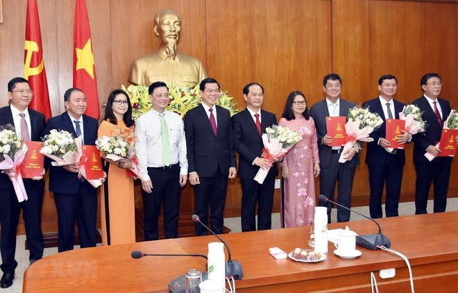 Lãnh đạo Tỉnh ủy Bà Rịa-Vũng Tàu trao Quyết định và tặng hoa các cán bộ được phân công công tác mới. (Ảnh: Ngọc Sơn/TTXVN).