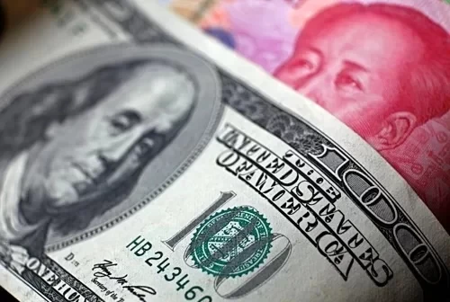 Đồng đôla của Mỹ và nhân dân tệ của Trung Quốc. Ảnh: Reuters.