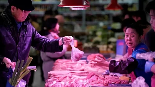 Một quầy bán thịt heo tại Bắc Kinh. Ảnh: Reuters.