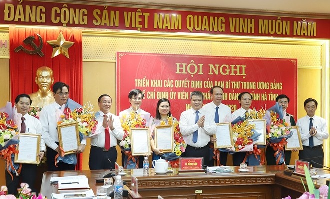 Lãnh đạo tỉnh Hà Tĩnh trao quyết định và chúc mừng các cán bộ được chỉ định giữ chức vụ Ủy viên Ban Chấp hành Đảng bộ tỉnh Hà Tĩnh.