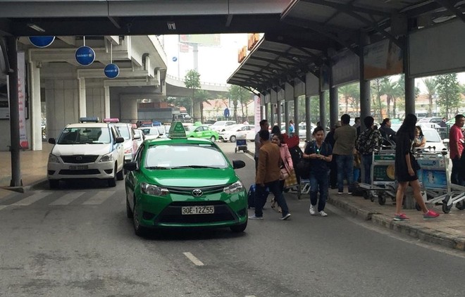 Xe taxi nhượng quyền được phép hoạt động tại sân bay Nội Bài. (Ảnh: Việt Hùng/Vietnam+).