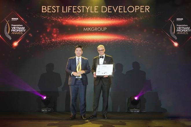 Ông Chu Thanh Hiếu - Tổng GĐ MIK Home (công ty thành viên thuộc Tập đoàn MIKGroup) đại diện MIKGroup nhận giải thưởng The Best life style developer.