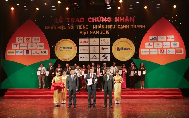 Ông Lê Văn Vinh, Phó Tổng giám đốc Phát triển Kinh doanh, Dai-ichi Life Việt Nam, nhận danh hiệu “Top 20 Nhãn hiệu nổi tiếng Việt Nam 2019” vào ngày 24/08/2019