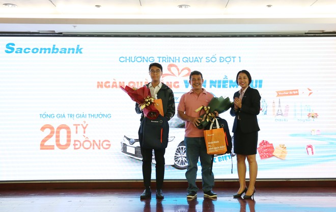Bà Nguyễn Phương Huyền – Phó tổng giám đốc Khối Cá nhân kiêm Giám đốc P. Khách hàng cá nhân Sacombank (ngoài cùng bên phải) trao quà cho các khách hàng may mắn.