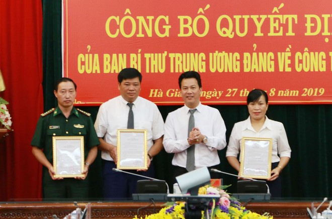 Bí thư Tỉnh ủy Hà Giang Đặng Quốc Khánh trao quyết định của Ban Bí thư Trung ương Đảng cho 3 đồng chí.