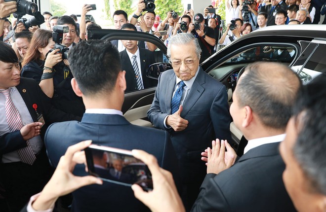 Thủ tướng Malaysia trực tiếp cầm lái chiếc xe do Vinfast sản xuất và khen ngợi: “Xe khoẻ, thiết kế rất đẹp”.