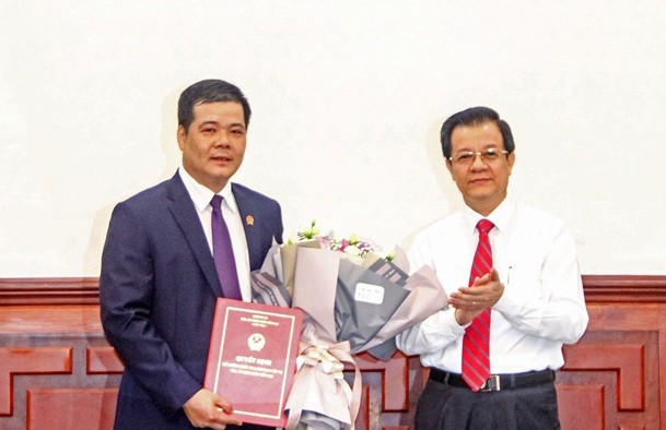 Phó Chánh án Tòa án nhân dân tối cao Lê Hồng Quang trao quyết định và chúc mừng đồng chí Thân Quốc Hùng.