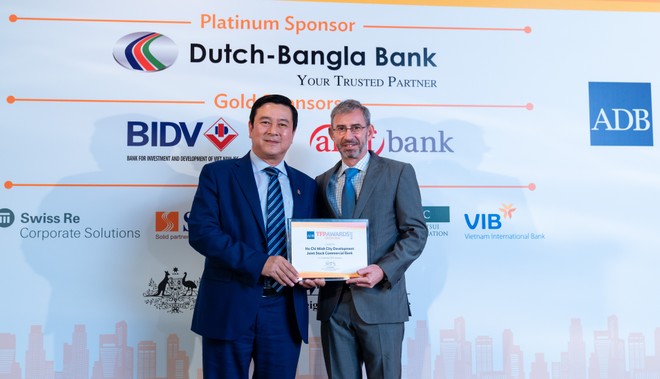 Ông Trần Hoài Nam, Phó tổng giám đốc, đại diện HDBank nhận giải “Green Deal Award” tại Singapore.