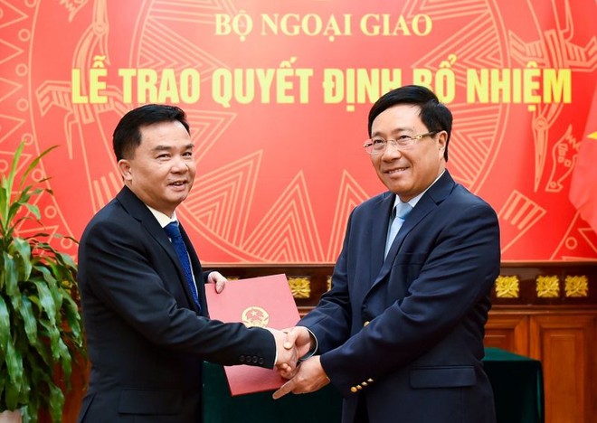 Phó Thủ tướng, Bộ trưởng Bộ Ngoại giao Phạm Bình Minh trao quyết định bổ nhiệm ông Hoàng Tùng.