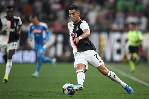 Cristiano Ronaldo chơi trong trận ở Turin hôm 31/8. Ảnh: AFP.