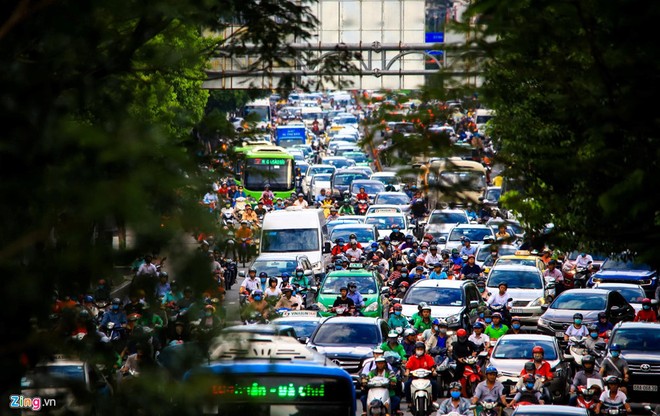 Lối ra vào sân bay Tân Sơn Nhất luôn trong tình trạng xe cộ đông nghẹt. Ảnh: Quỳnh Danh.