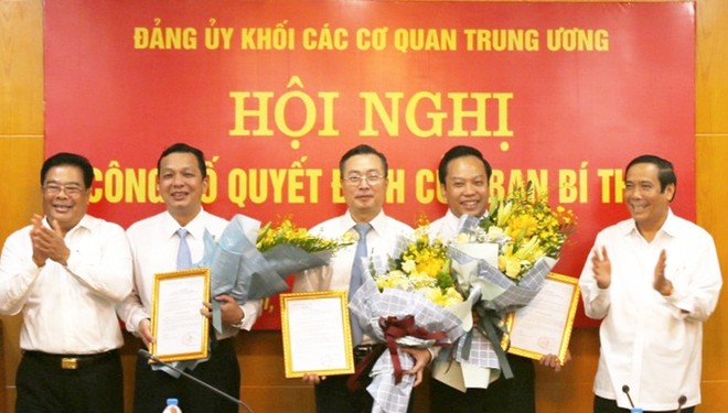 Lãnh đạo Ban Tổ chức Trung ương, Đảng ủy Khối cơ quan Trung ương trao quyết định và chúc mừng 3 đồng chí.