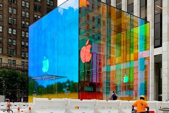 Cửa hàng khối lập phương mới được xây dựng lại của Apple.