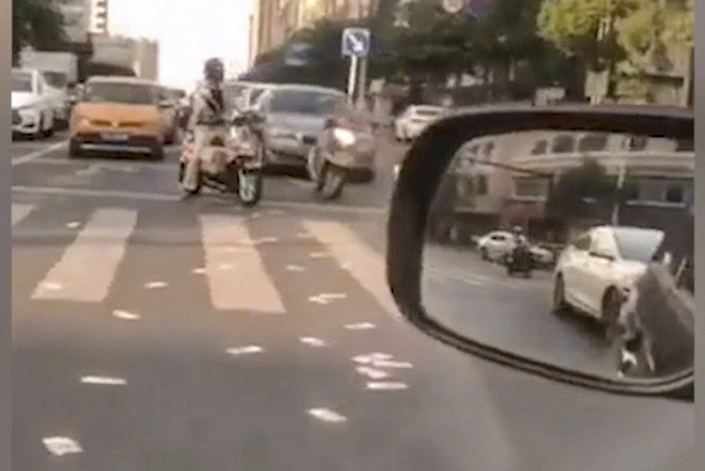 Tiền mặt rơi đầy đường sau phút bốc đồng của người đàn ông Trung Quốc (Ảnh: Weibo).