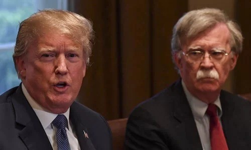 Trump (trái) và John Bolton trong một cuộc họp ở Nhà Trắng năm 2017. Ảnh: Reuters.