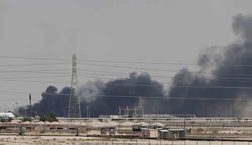 Khói bốc lên từ nhà máy bị tấn công của Aramco tại Saudi Arabia. Ảnh: Reuters.