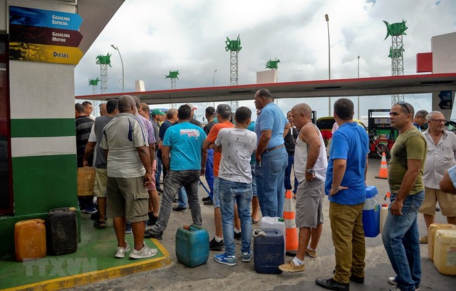 Người dân xếp hàng chờ mua xăng tại trạm xăng ở La Habana, Cuba, ngày 12/9/2019. (Ảnh: AFP/ TTXVN).