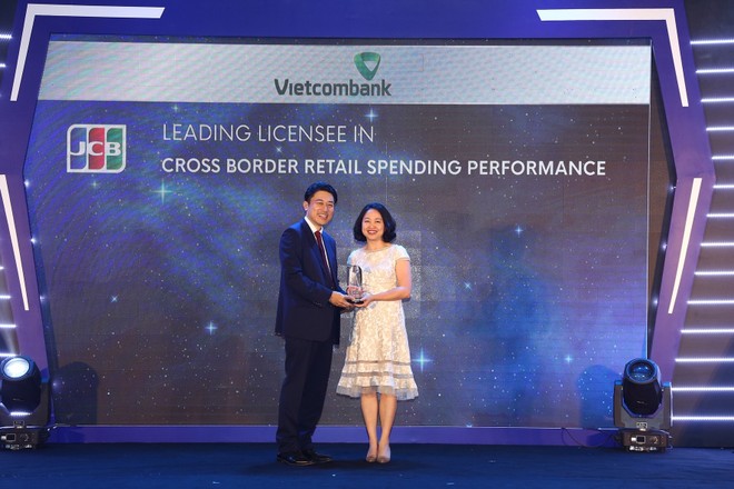 Bà Trần Thị Hạnh, Phó Giám đốc Trung tâm Thẻ Vietcombank nhận giải thưởng do đại diện TCTQT JCB trao tặng.