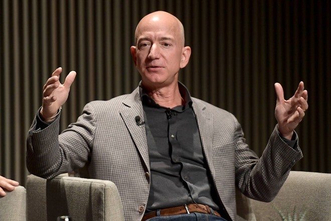 CEO Amazon Jeff Bezos hiện là người giàu nhất thế giới với tổng tài sản 109 tỷ USD, theo Bloomberg Billionaires Index. Ảnh: Getty Images. 