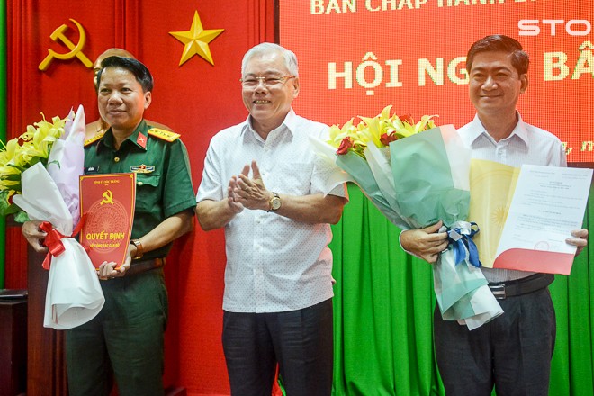 Bí thư Tỉnh ủy Sóc Trăng Phan Văn Sáu trao quyết định và chúc mừng các đồng chí Đỗ Tiến Sỹ, Trần Văn Việt.