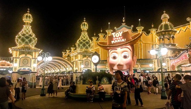 Các Công viên giải trí Disneyland sáng rực về đêm và luôn tấp nập khách (Ảnh: Internet).
