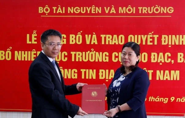 Thứ trưởng Nguyễn Thị Phương Hoa trao quyết định cho đồng chí Hoàng Ngọc Lâm.