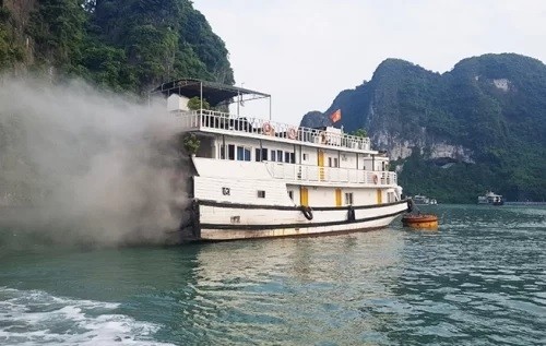 Ngọn lửa xuất phát từ phía đuôi tàu Yến Ngọc. Ảnh: UBND Quảng Ninh.