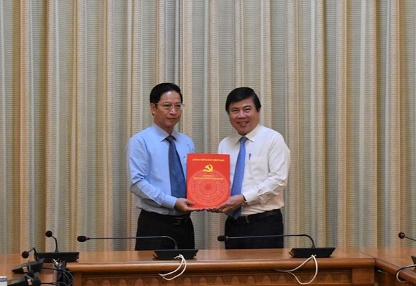Chủ tịch UBND TP.HCM Nguyễn Thành Phong (phải) trao quyết định bổ nhiệm cho ông Đặng Minh Đạt.