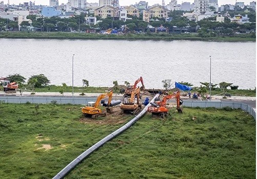 Công nhân thi công kéo đường ống D900 qua sông Hàn. Ảnh: TNG.