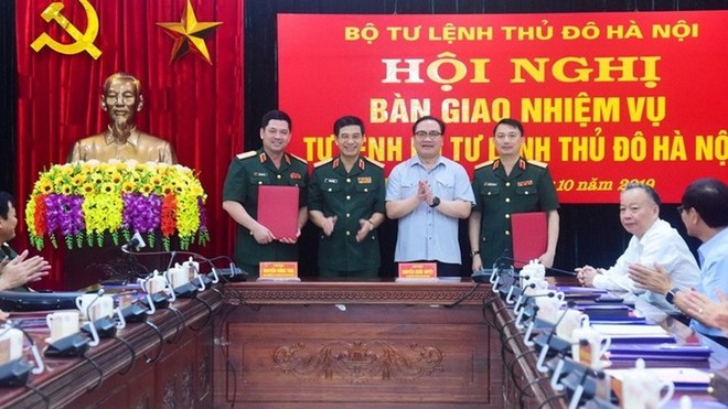 Bí thư Thành ủy Hoàng Trung Hải và Thượng tướng Phan Văn Giang chúc mừng hai đồng chí Nguyễn Hồng Thái (ngoài cùng bên trái) và Nguyễn Quốc Duyệt (ngoài cùng bên phải). (Ảnh: Báo Lao Động).