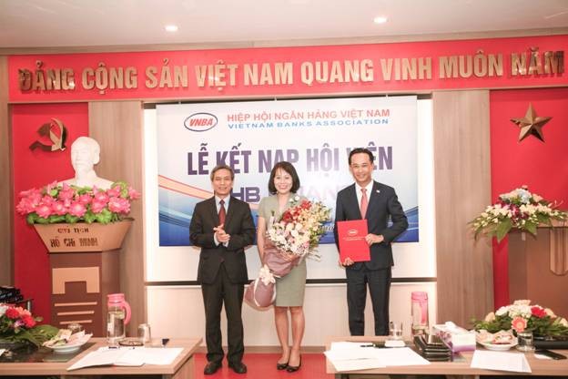 Bà Hoàng Thị Mai Thảo, Chủ tịch HĐTV SHBFinance; ông Đinh Quang Huy, Tổng giám đốc SHBFinance nhận quyết định kết nạp Hội viên