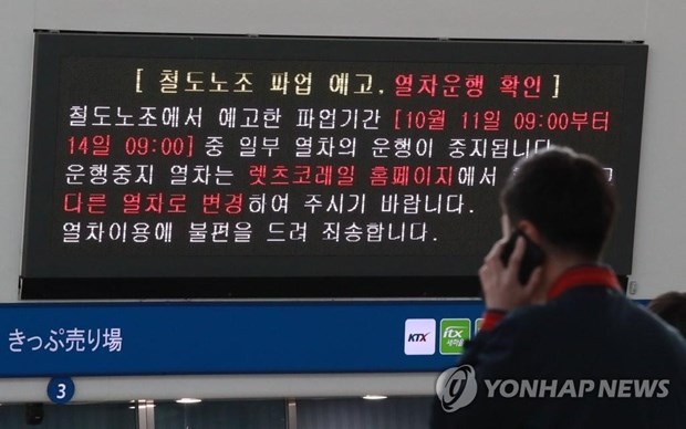 Bảng thông báo đình công tại một ga tàu ở Hàn Quốc. (Ảnh: Yonhap).