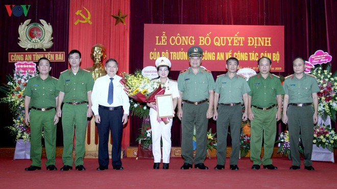 Thượng tá lê Thị Thanh Hằng nhận quyết định và hoa chúc mừng từ lãnh đạo tỉnh Yên Bái và Ban Giám đốc Công an tỉnh.