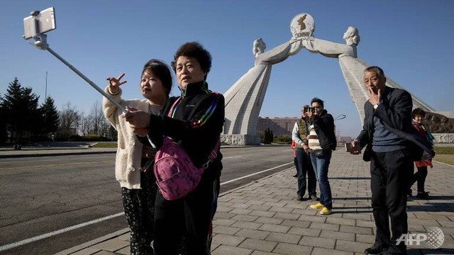Du khách Trung Quốc chụp ảnh tại Bình Nhưỡng, Triều Tiên (Ảnh minh họa: AFP).