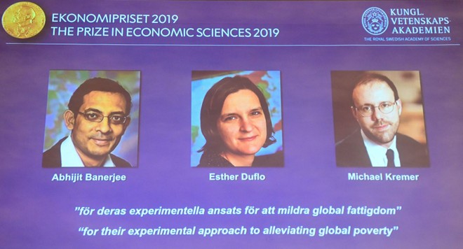3 chủ nhân của giải thưởng Nobel Kinh tế 2019 .