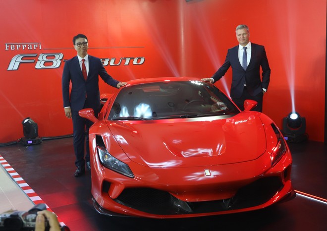 Ông Richard Kim ( trái) tổng giám đốc Supreme Auto và ông Dieter Knechtel, giám đốc điều hành Ferrari khu vực Viễn Đông và Trung Đông giới thiệu Ferrari F8 Tributo.