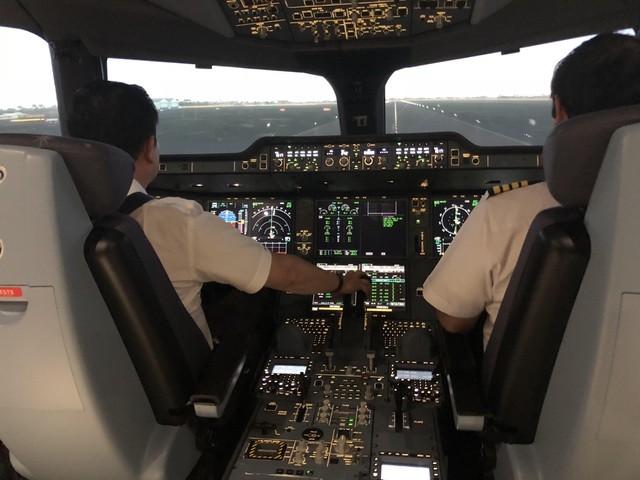 Giám sát viên bay là những phi công cơ trưởng giàu kinh nghiệm, có số giờ bay tích lũy tối thiểu 10.000 giờ.