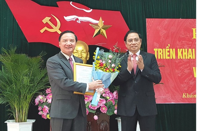 Đồng chí Phạm Minh Chính trao quyết định và chúc mừng đồng chí Nguyễn Khắc Định.